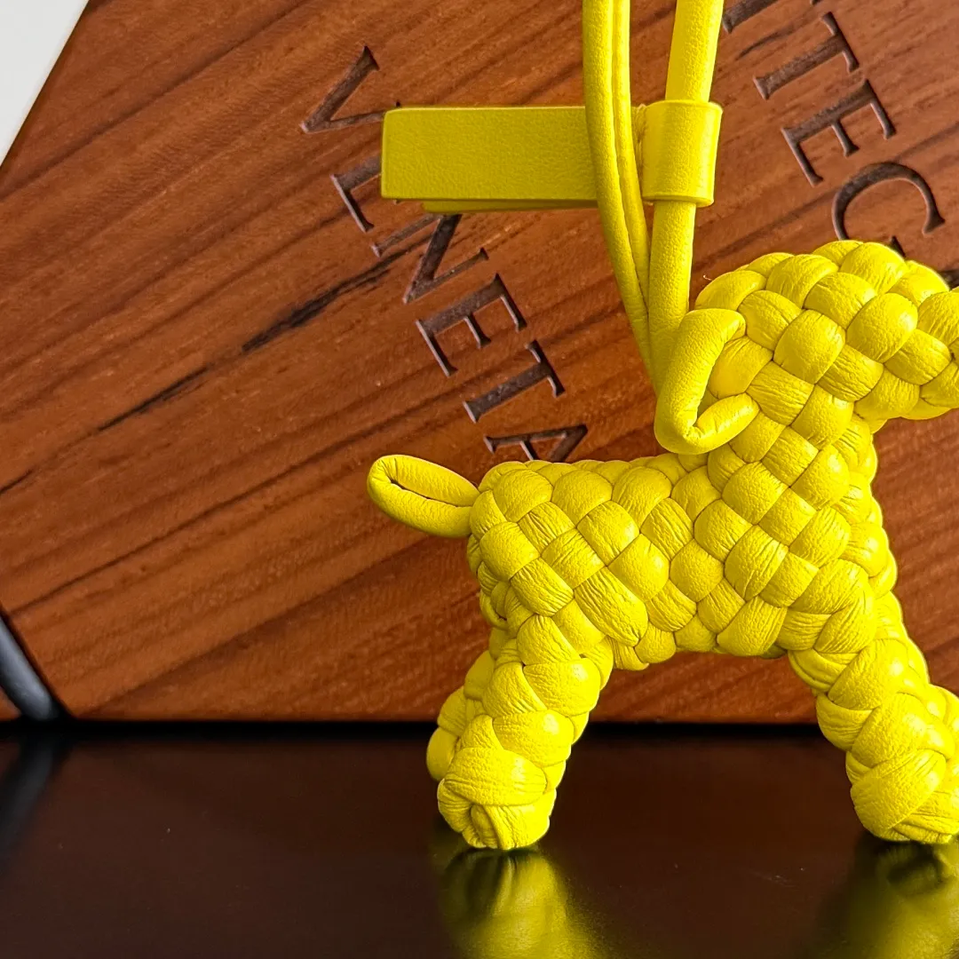 Batch 540 BOTTEGA VENETA2025 new puppy🐕 style pendant Braided puppy is online😎 Leather braided puppy style pendant can be hung on any handbag, and it is as cute, delicate and colorful as it matches with a bag. Cute and cute, it will touch your heart at any time. It can be hung on bags or keychains. Who can resist such a cute puppy? Style number: 807068